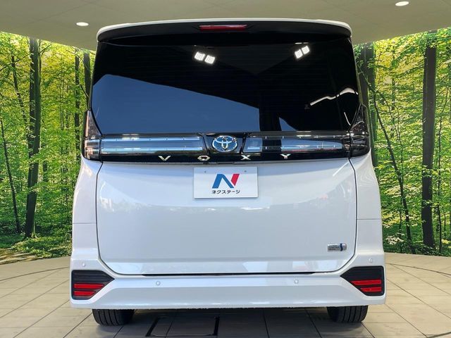 TOYOTA VOXY HYBRID 2022