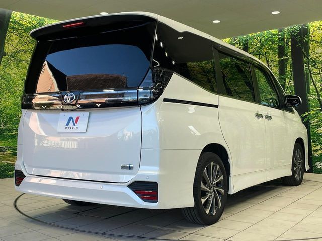 TOYOTA VOXY HYBRID 2022