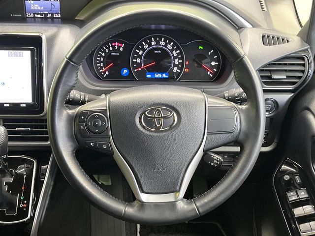 TOYOTA VOXY 2021