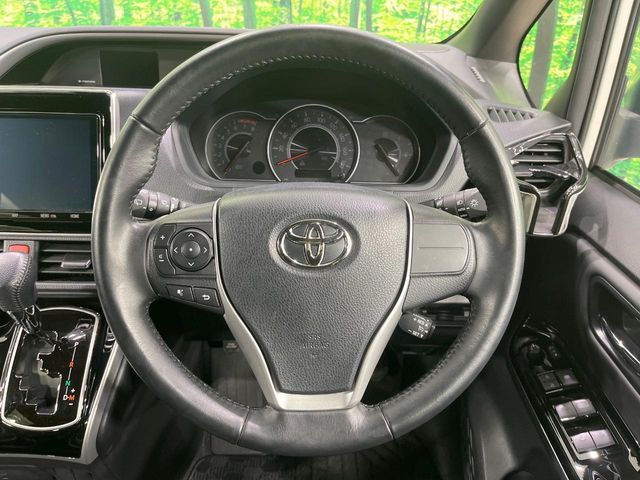 TOYOTA VOXY 2021