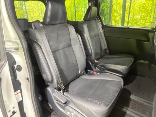 TOYOTA VOXY HYBRID 2021