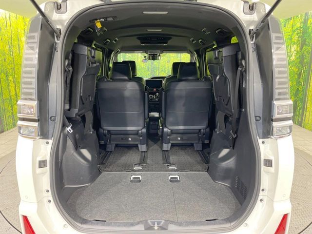 TOYOTA VOXY HYBRID 2021