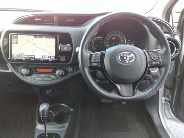 TOYOTA VITZ HYBRID 2017