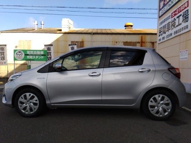 TOYOTA VITZ HYBRID 2017