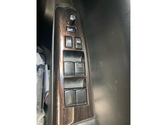 NISSAN ELGRAND  4WD 2011