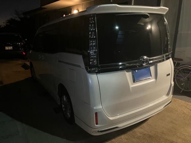 TOYOTA VOXY HYBRID 2014