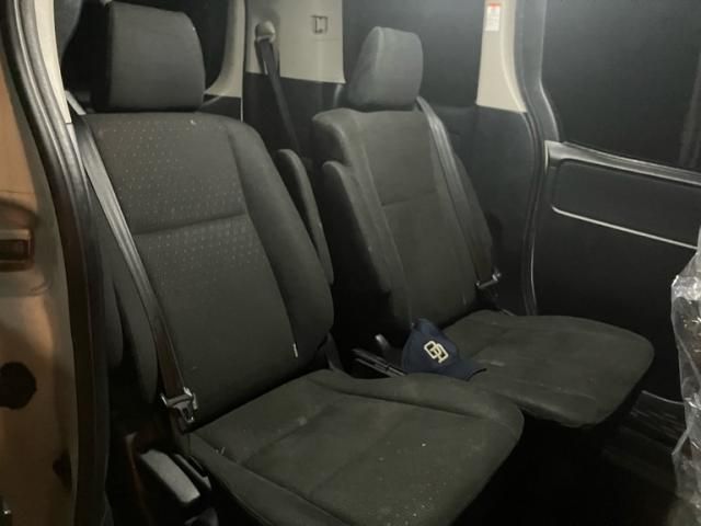 TOYOTA VOXY HYBRID 2014