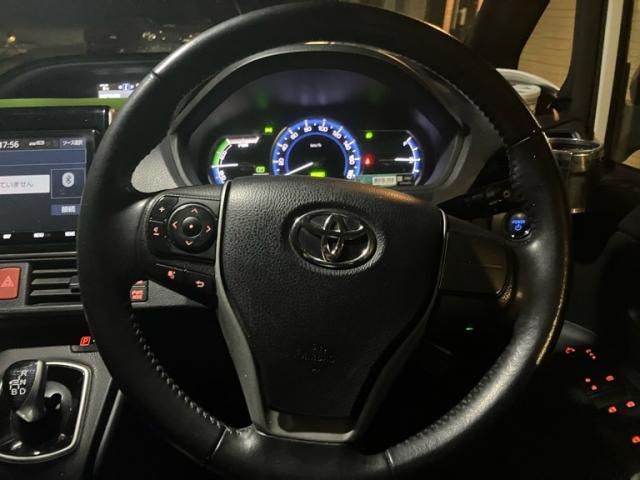 TOYOTA VOXY HYBRID 2014