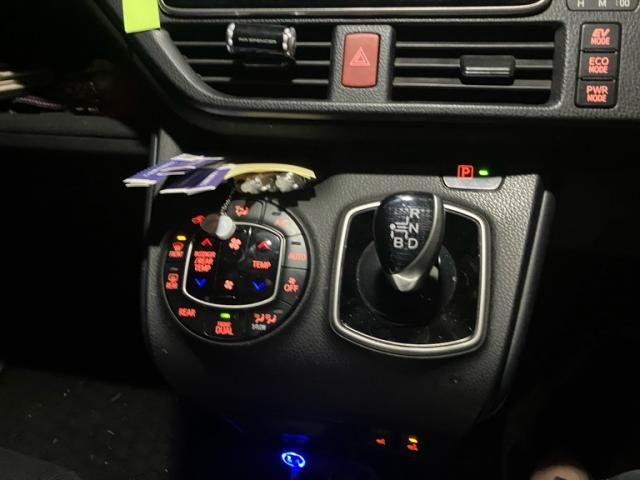 TOYOTA VOXY HYBRID 2014