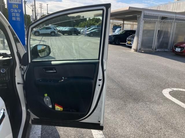 TOYOTA NOAH HYBRID 2016