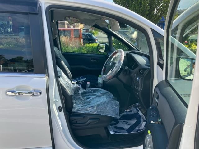 TOYOTA NOAH HYBRID 2016