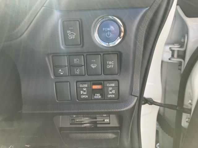 TOYOTA NOAH HYBRID 2016