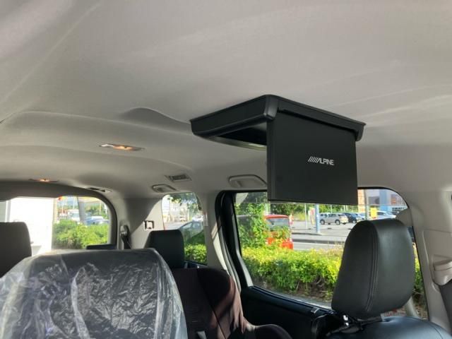 TOYOTA NOAH HYBRID 2016