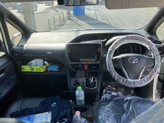 TOYOTA NOAH HYBRID 2016