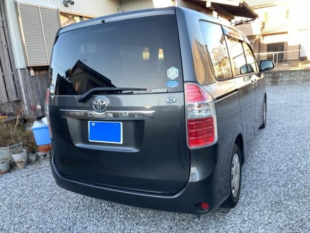 TOYOTA NOAH 2009