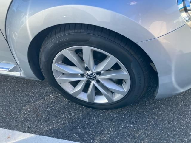 VOLKSWAGEN VOLKSWAGEN The BEETLE 2012