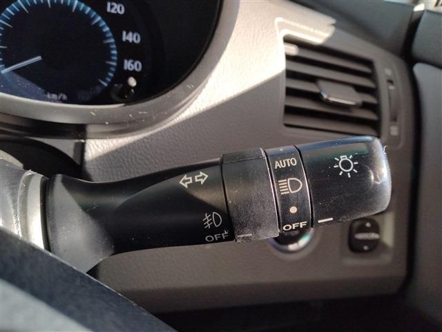 TOYOTA MARK X ZIO 2010