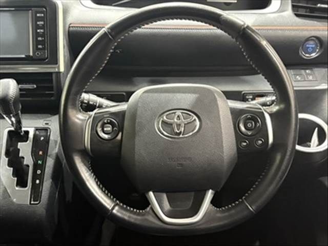 TOYOTA SIENTA HYBRID 2016