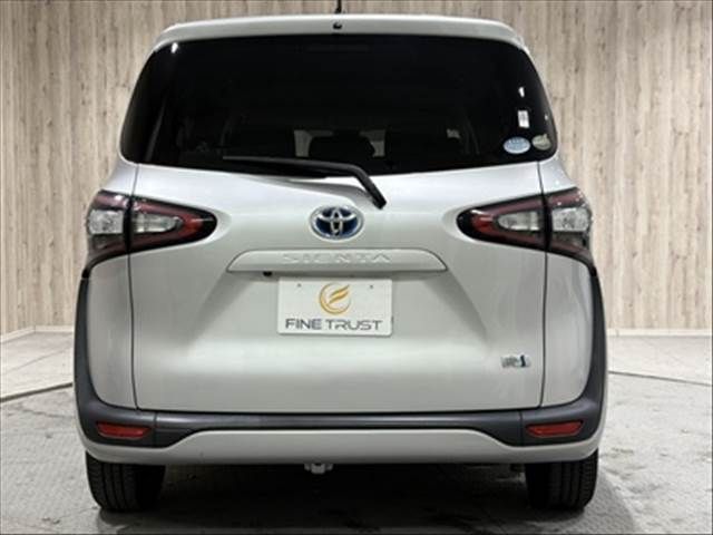 TOYOTA SIENTA HYBRID 2016