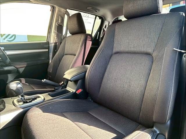 TOYOTA HILUX 2WD 2024