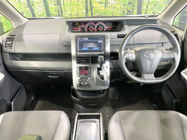 TOYOTA VOXY 2013