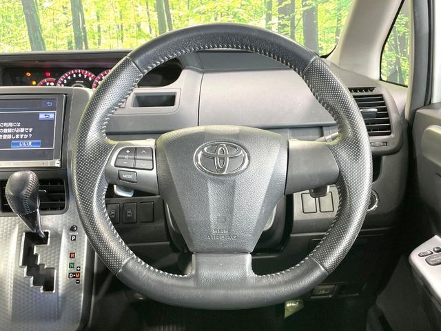 TOYOTA VOXY 2013