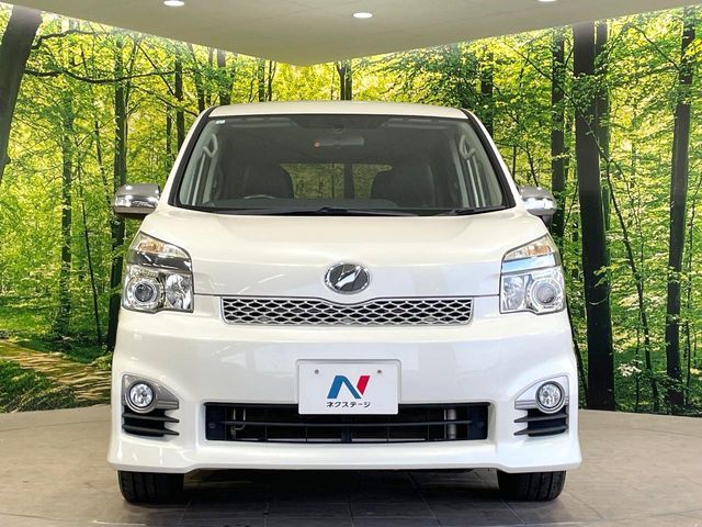TOYOTA VOXY 2013