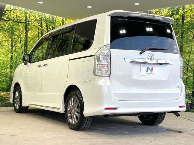 TOYOTA VOXY 2013