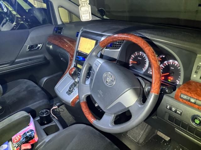 TOYOTA VELLFIRE 2010