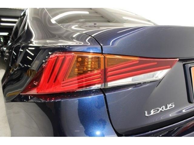 TOYOTA LEXUS IS200t 2017