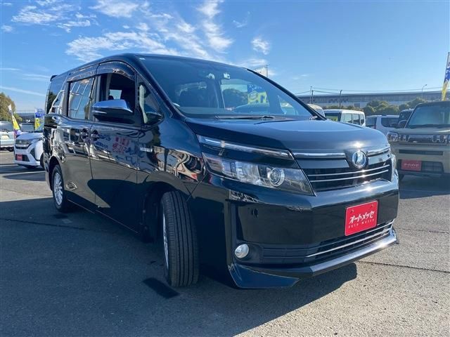 TOYOTA VOXY HYBRID 2014