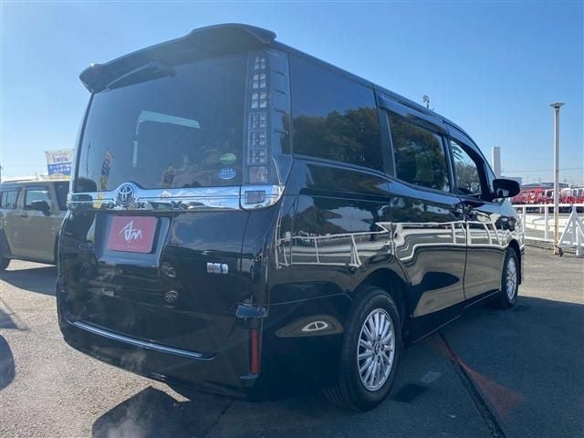 TOYOTA VOXY HYBRID 2014