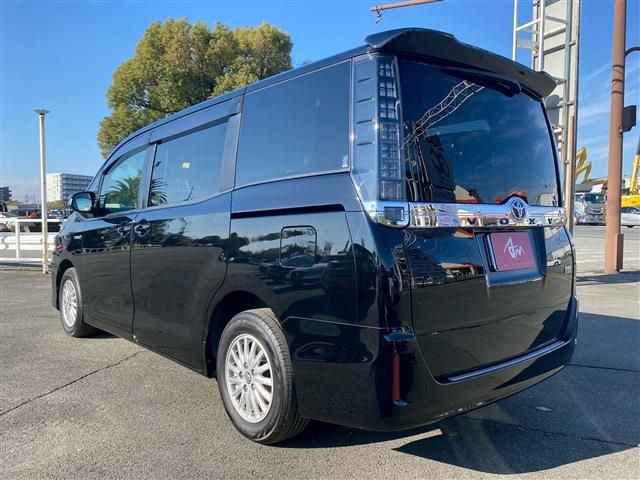 TOYOTA VOXY HYBRID 2014