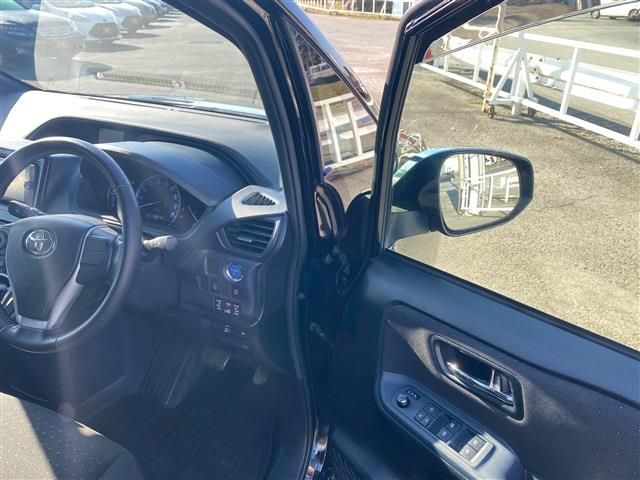 TOYOTA VOXY HYBRID 2014