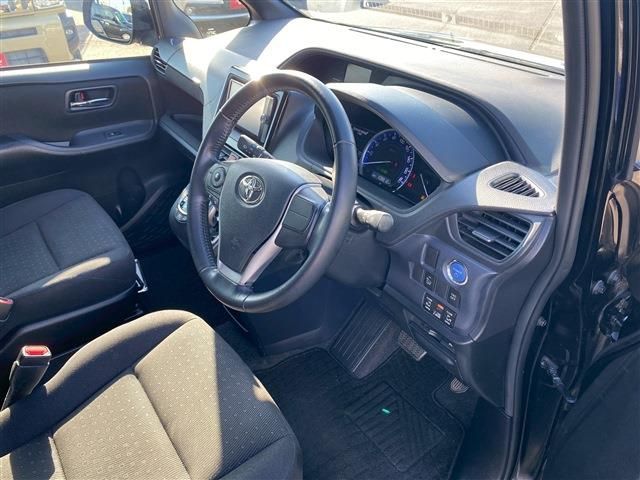 TOYOTA VOXY HYBRID 2014