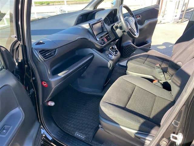 TOYOTA VOXY HYBRID 2014