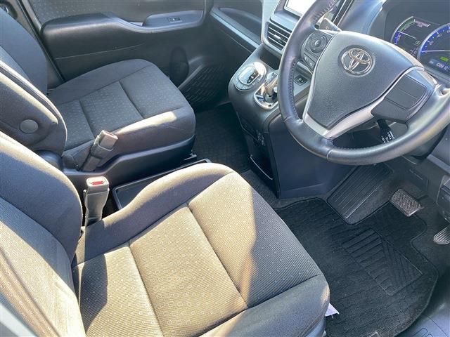TOYOTA VOXY HYBRID 2014