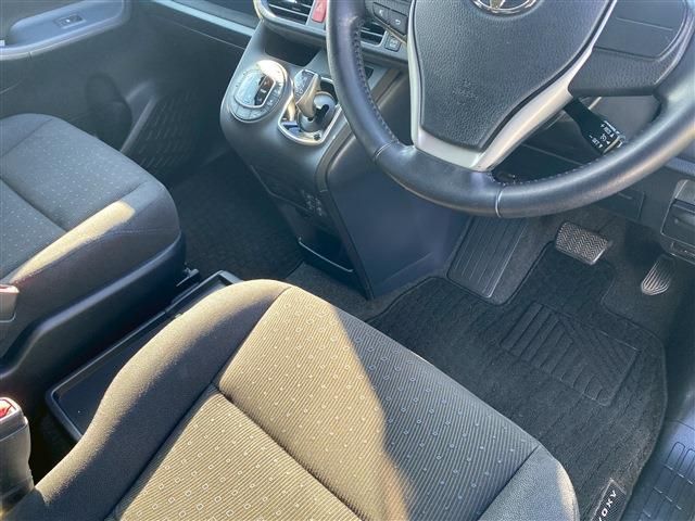 TOYOTA VOXY HYBRID 2014