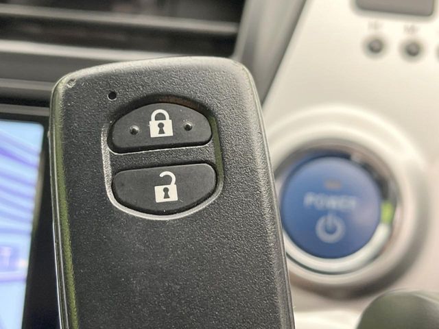 TOYOTA PRIUS Alpha 2013