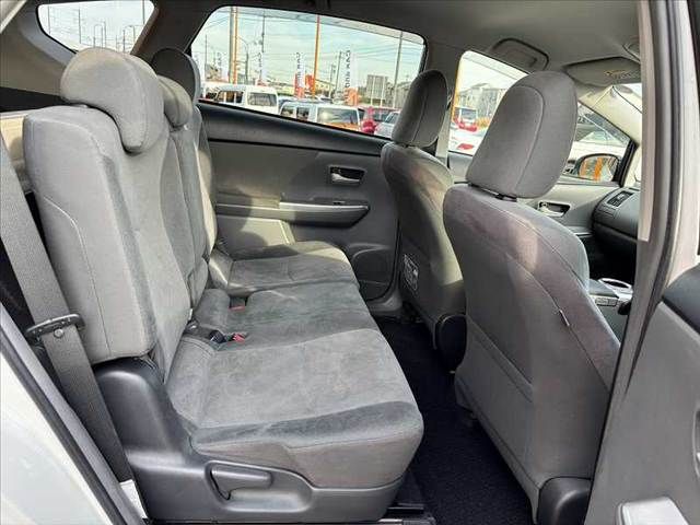 TOYOTA PRIUS Alpha 2013