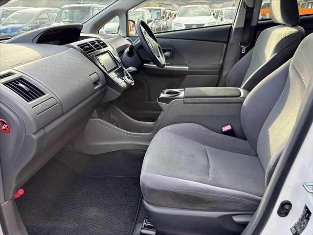 TOYOTA PRIUS Alpha 2013