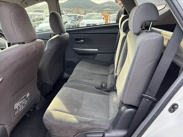 TOYOTA PRIUS Alpha 2013