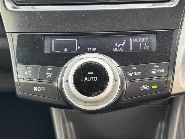 TOYOTA PRIUS Alpha 2013