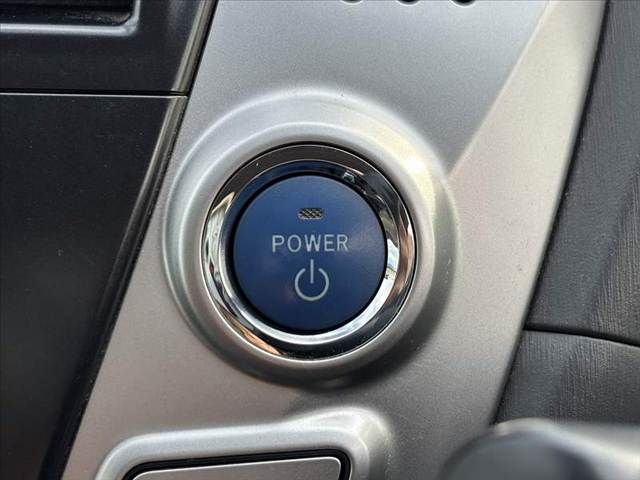 TOYOTA PRIUS Alpha 2013