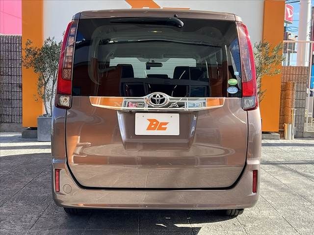 TOYOTA NOAH 2014