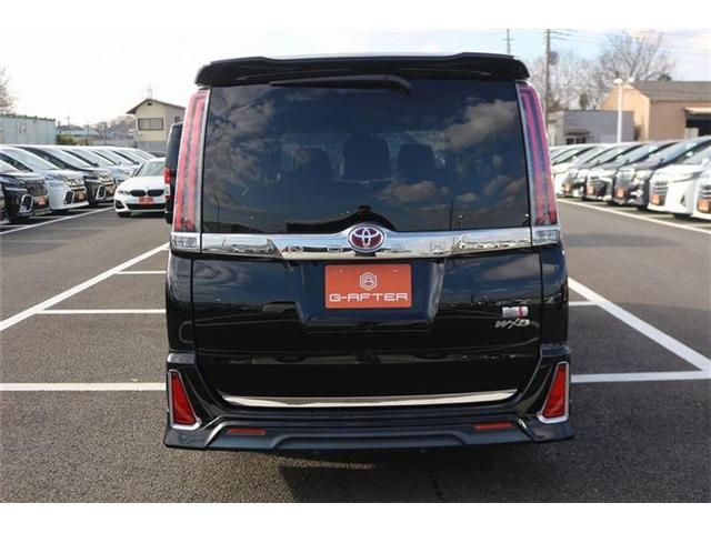 TOYOTA NOAH HYBRID 2017