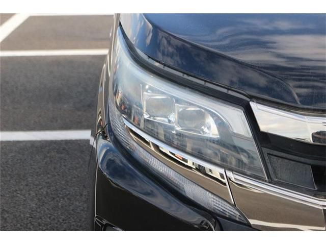 TOYOTA NOAH HYBRID 2017