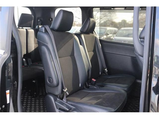 TOYOTA NOAH HYBRID 2017