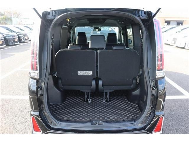 TOYOTA NOAH HYBRID 2017