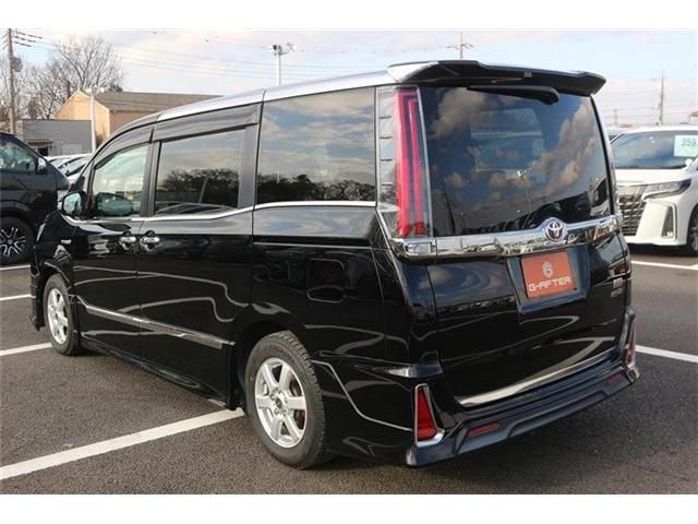 TOYOTA NOAH HYBRID 2017